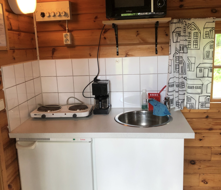 Enklare kökshörna med kokplatta, micro, kylskåp & kaffebryggare